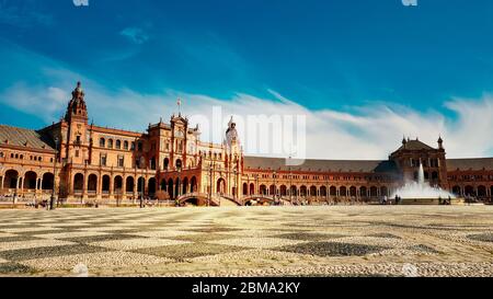 Siviglia, Spagna - 10 Febbraio 2020 :Plaza de Espana Spagna Piazza architettura Vista laterale nella bella Siviglia Spagna Centro Foto Stock