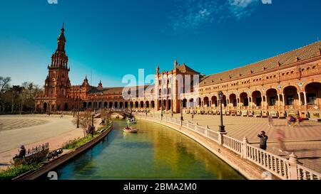 Siviglia, Spagna - 10 Febbraio 2020 : Plaza de Espana Spagna Piazza con le barche sul canale nella bella Siviglia Spagna Centro Foto Stock