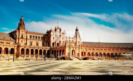 Siviglia, Spagna - 10 Febbraio 2020 :Plaza de Espana Spagna Piazza architettura Vista laterale nella bella Siviglia Spagna Centro Foto Stock