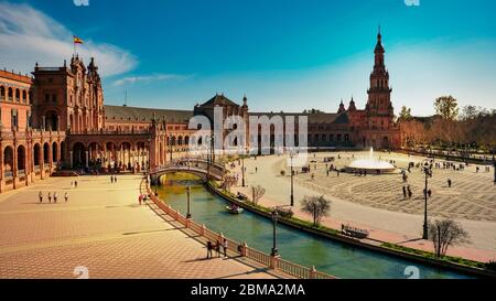 Siviglia, Spagna - 10 Febbraio 2020 : Plaza de Espana Spagna Piazza con le barche sul canale nella bella Siviglia Spagna Centro Foto Stock