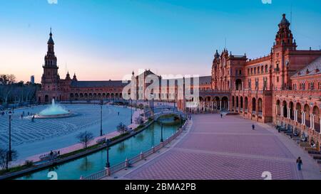 Siviglia, Spagna - 10 Febbraio 2020 :Plaza de Espana Spagna Piazza architettura grandangolo Vista nella bella Siviglia Spagna Centro Foto Stock