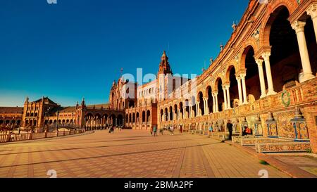 Siviglia, Spagna - 10 Febbraio 2020 :Plaza de Espana Spagna Piazza architettura Vista laterale nella bella Siviglia Spagna Centro Foto Stock