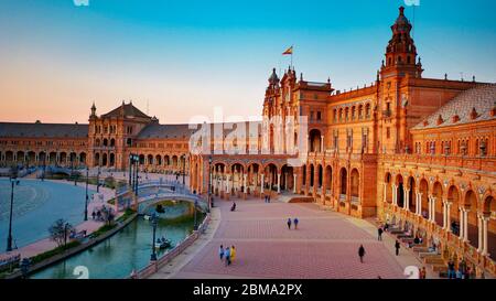 Siviglia, Spagna - 10 Febbraio 2020 :Plaza de Espana Spagna Piazza architettura grandangolo Vista nella bella Siviglia Spagna Centro Foto Stock