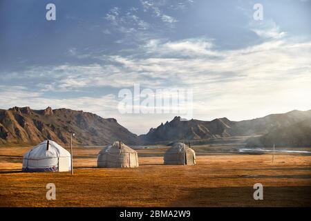 Yurta case nomadi camp a valle di montagna in Asia centrale Foto Stock