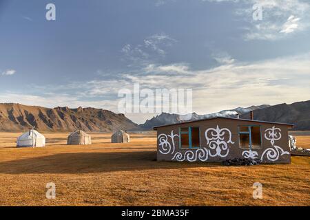 Yurta nomade camp case e mensa edificio a valle di montagna in Asia centrale Foto Stock