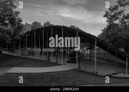 Serpentina Pavilion 2019, Kensington Gardens, Londra progettato da Junya Ishigami B&W. Foto Stock