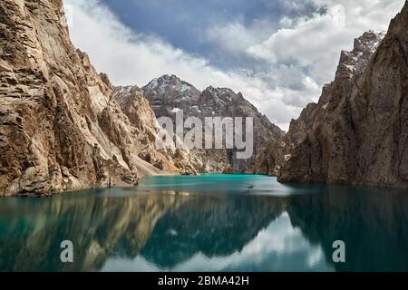 Bellissimo paesaggio del famoso lago di montagna Kel Suu. Situato vicino al confine cinese in Kirghizistan Foto Stock