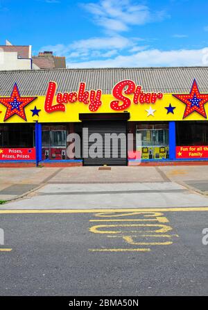 La galleria di divertimenti per famiglie Lucky Star, ironicamente chiamata, è chiusa a causa della pandemia di coronavirus in un soleggiato weekend di vacanza in primavera presso la stazione balneare di Blackpool, Regno Unito Foto Stock