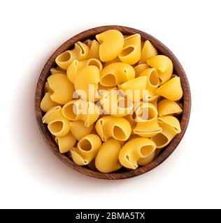 Pipe rigate pasta in ciotola di legno isolato su sfondo bianco, vista dall'alto Foto Stock