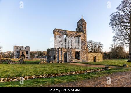 baconsthorpe castello all'alba Foto Stock