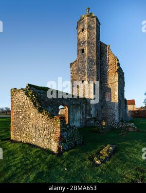 baconsthorpe castello all'alba Foto Stock