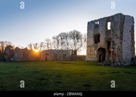 baconsthorpe castello all'alba Foto Stock