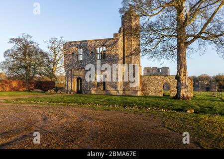 baconsthorpe castello all'alba Foto Stock