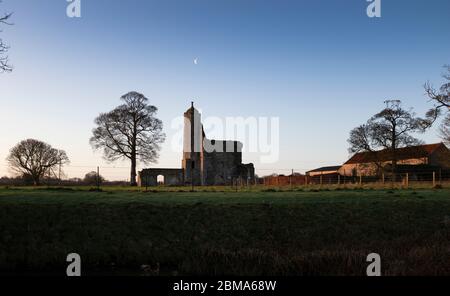 baconsthorpe castello all'alba Foto Stock