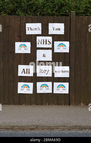 Rugby, Warwickshire, Regno Unito, 7 maggio 2020. Un messaggio di ringraziamento agli infermieri e ai lavoratori chiave del NHS apponiti su una recinzione Foto Stock