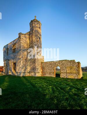 baconsthorpe castello all'alba Foto Stock