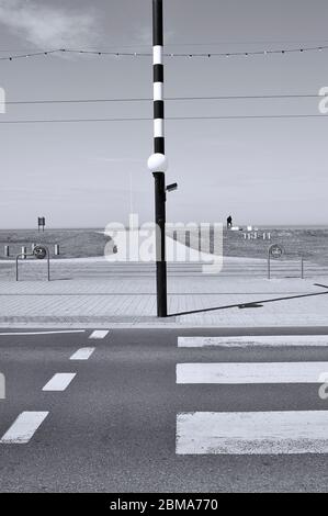 Beliisha beacon e zebra traversata su strada che porta al mare durante il blocco a Blackpool Foto Stock