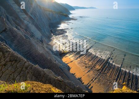 Bella spiaggia di flysch a Zumaia Foto Stock