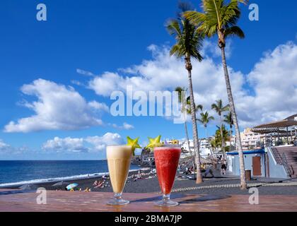 Due frullati al tavolo al bar sulla spiaggia, Puerto Naos, la Palma, Isole Canarie, Spagna, Europa. Foto Stock