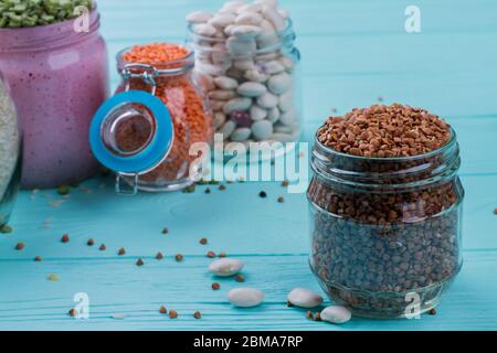 Lattine di cereali crudi freschi. Foto Stock