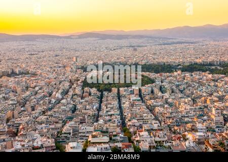 Grecia. Calda serata estiva sui tetti di Atene. Edifici residenziali e stradine strette. Vista aerea Foto Stock