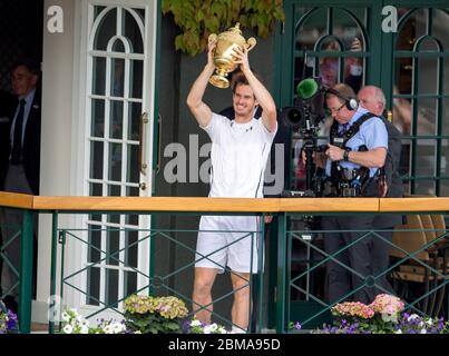 10 luglio 2016, Wimbledon, Londra. Andy Murray tiene il trofeo dei singoli Wimbledon Mens per gli spettatori sul balcone del Centre Court. Foto Stock