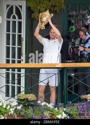 10 luglio 2016, Wimbledon, Londra. Andy Murray tiene il trofeo dei singoli Wimbledon Mens per gli spettatori sul balcone del Centre Court. Foto Stock