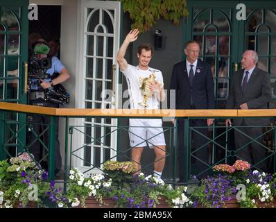 10 luglio 2016, Wimbledon, Londra. Andy Murray tiene il trofeo dei singoli Wimbledon Mens per gli spettatori sul balcone del Centre Court. Foto Stock