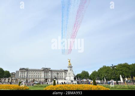 Le frecce rosse dell'aeronautica reale passano sopra Buckingham Palace a Londra durante un cavalcavia nel centro di Londra per celebrare il 75° anniversario del Ve Day. Foto Stock