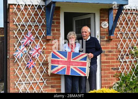 Littlehampton UK 8 maggio 2020 - 95 anni Frank Russell e sua moglie Jean 88 da Rustington vicino Littlehampton in Sussex erano fuori dalla loro porta oggi per commemorare l'anniversario del VE Day durante le restrizioni di blocco del coronavirus COVID-19 pandemic. E '75 anni da quando la vittoria in Europa sui tedeschi è stata annunciata durante la seconda guerra mondiale: Credit Simon Dack / Alamy Live News Foto Stock