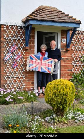Littlehampton UK 8 maggio 2020 - 95 anni Frank Russell e sua moglie Jean 88 da Rustington vicino Littlehampton in Sussex erano fuori dalla loro porta oggi per commemorare l'anniversario del VE Day durante le restrizioni di blocco del coronavirus COVID-19 pandemic. E '75 anni da quando la vittoria in Europa sui tedeschi è stata annunciata durante la seconda guerra mondiale: Credit Simon Dack / Alamy Live News Foto Stock