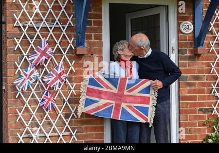 Littlehampton UK 8 maggio 2020 - 95 anni Frank Russell e sua moglie Jean 88 da Rustington vicino Littlehampton in Sussex erano fuori dalla loro porta oggi per commemorare l'anniversario del VE Day durante le restrizioni di blocco del coronavirus COVID-19 pandemic. E '75 anni da quando la vittoria in Europa sui tedeschi è stata annunciata durante la seconda guerra mondiale: Credit Simon Dack / Alamy Live News Foto Stock