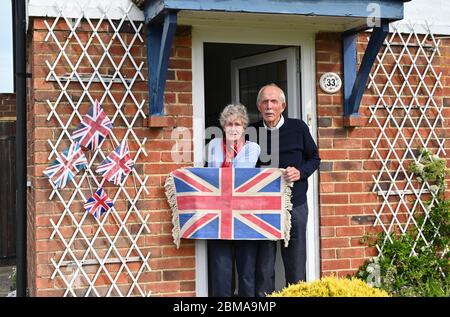 Littlehampton UK 8 maggio 2020 - 95 anni Frank Russell e sua moglie Jean 88 da Rustington vicino Littlehampton in Sussex erano fuori dalla loro porta oggi per commemorare l'anniversario del VE Day durante le restrizioni di blocco del coronavirus COVID-19 pandemic. E '75 anni da quando la vittoria in Europa sui tedeschi è stata annunciata durante la seconda guerra mondiale: Credit Simon Dack / Alamy Live News Foto Stock