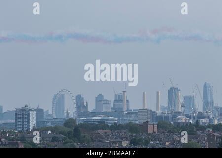 WIMBLEDON LONDRA, 8 maggio 2020. REGNO UNITO. Le frecce rosse celebrano un passato di volo sullo skyline di Londra visto da Wimbledon per commemorare il 75° anniversario del VE Day che segna la fine della seconda guerra mondiale in Europa. Quest'anno le commemorazioni del Ve Day saranno di basso livello e le sfilate e le marce dei veterani sono annullate a causa dell'epidemia di coronavirus. Credit: amer Ghazzal/Alamy Live News Foto Stock