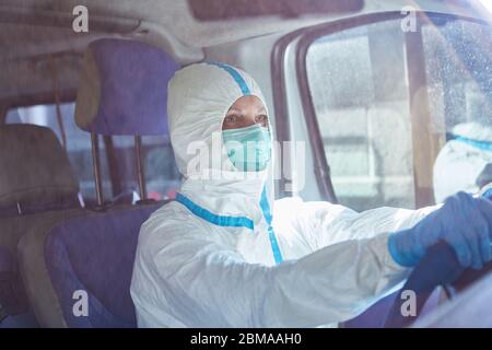 Scout di contenimento dal reparto sanitario nel campo nella pandemia di coronavirus in cerca di catene di infezione Foto Stock