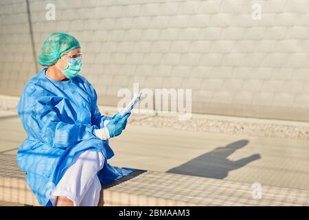 Scout di contenimento del reparto sanitario per il monitoraggio dei contatti con l'elenco e gli indumenti protettivi Foto Stock