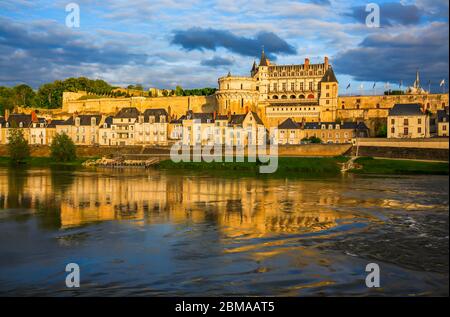 Vista del Royal Chateau e del fiume al tramonto, Amboise, Main-et-Loire, Valle della Loira, Francia, Europa Foto Stock