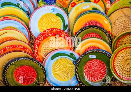 Vista di ceramiche colorate su bancarella del mercato, Saumur, Main-et-Loire, Francia, Europa Foto Stock