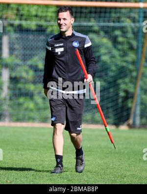 Karlsruhe, Germania. 8 maggio 2020. Christian Eichner, allenatore del club di seconda divisione Karlsruher SC, ha registrato durante una sessione di allenamento di squadra presso il Wildpark Stadium. Dopo la sospensione delle operazioni di gara a marzo a causa della crisi di Corona, la stagione attuale sarà proseguita con i giochi fantasma a partire dal 16 maggio. Credit: Uli Deck/dpa/Alamy Live News Foto Stock