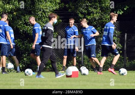 Karlsruhe, Germania. 8 maggio 2020. Giocatore del club di seconda divisione Karlsruher SC, preso durante un allenamento di squadra nel Wildparkstadion. Dopo che i giochi sono stati sospesi in marzo a causa della crisi corona, la stagione attuale sarà proseguita con i giochi fantasma a partire dal 16 maggio. Credit: Uli Deck/dpa/Alamy Live News Foto Stock