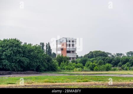 Casa incompiuta a più piani nel parco. Una casa nel bosco. Foto Stock