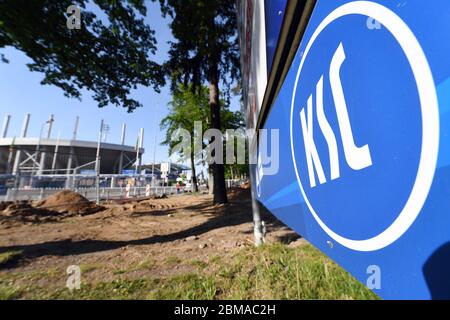 Karlsruhe, Germania. 8 maggio 2020. Il cantiere del Wildparkstadion, sede del club di seconda divisione Karlsruher SC. Il club di calcio di seconda divisione fortemente indebitato vuole che i suoi membri votino online in occasione di una riunione straordinaria del 15.05.2020 sulla prevista insolvenza in materia di auto-amministrazione. Credit: Uli Deck/dpa/Alamy Live News Foto Stock