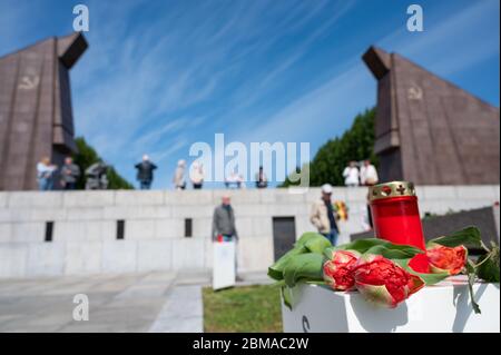 Berlino, Germania. 8 maggio 2020. La gente visita il memoriale sovietico a Treptow e ha posato i fiori. L'8 maggio ricorre il 75° anniversario della fine della seconda guerra mondiale e della liberazione dal nazionalsocialismo. Credit: Christophe Gateau/dpa/Alamy Live News Foto Stock