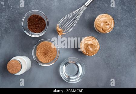 Caffè Dalgona. Bevanda alla moda coreana montata. Bevanda soffice fatta da montare in proporzioni uguali caffè istantaneo, zucchero e acqua calda fino a che diventa c Foto Stock