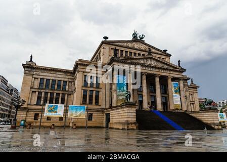 Berlino, Germania - 29 luglio 2019: Vista di piazza Gendarmenmarkt a Berlino Mitte una giornata piovosa d'estate. Konzerthaus Berlin o Sala Concerti Foto Stock