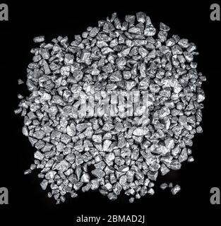 Mucchio di pepite d'argento isolate su sfondo nero (primo piano) Foto Stock