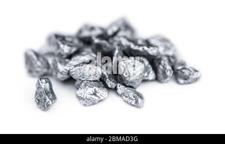 Mucchio di pepite d'argento isolate su sfondo bianco (primo piano) Foto Stock