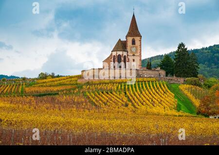chiesa fortificata a hunawihr Foto Stock