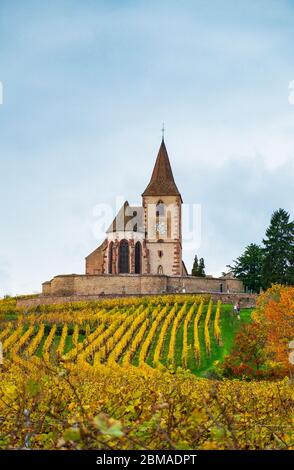 chiesa fortificata a hunawihr Foto Stock