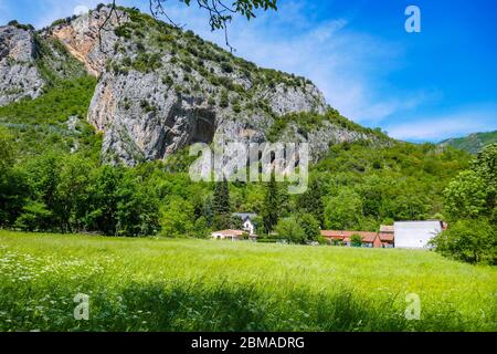 Spoulga d’Ornolac sopra la città termale di Ornolac, Ussat les Bains, e le montagne circostanti, Tarascon sur Ariege, Ariege, Pirenei francesi, Francia Foto Stock